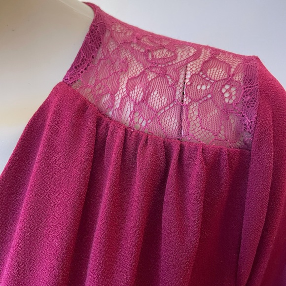 Ann Taylor, Burgundy V Neck Crossover, Ruched side, Lace shoulder Top Sz… - Picture 3 of 8